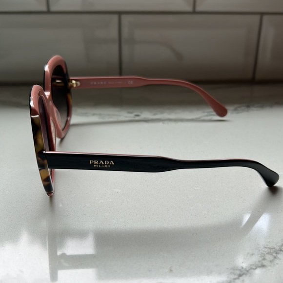 Prada sunglasses - Picture 2 of 7